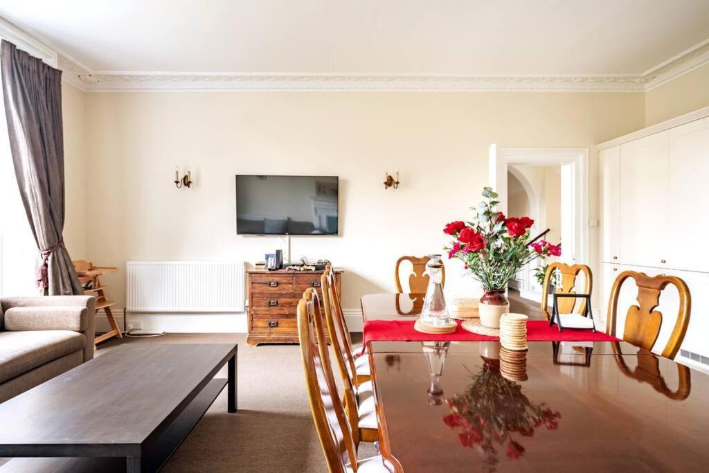 독서 Perfect For Large Family & Friends, Free Parking, Games 빌라 외부 사진