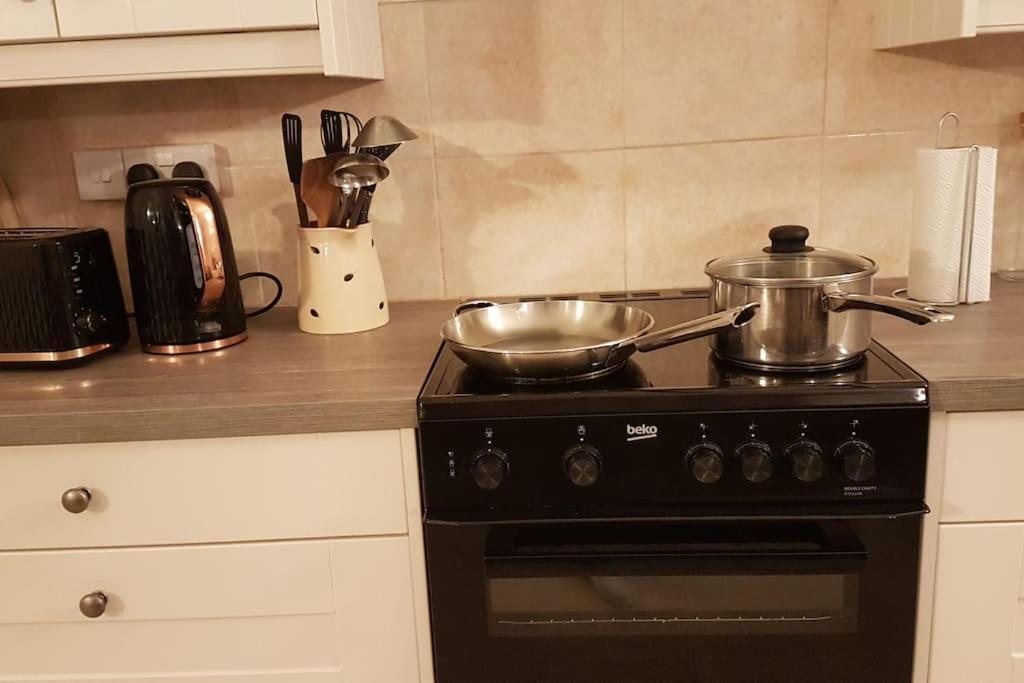 독서 Perfect For Large Family & Friends, Free Parking, Games 빌라 외부 사진